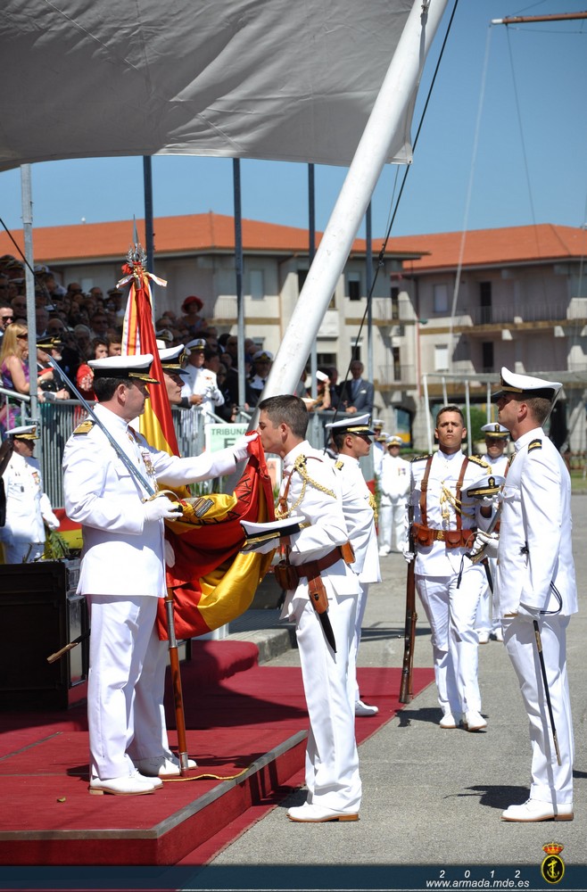 82 alumnos han tomado juramento de fidelidad a la bandera frente a la escalera monumental de la Escuela Naval